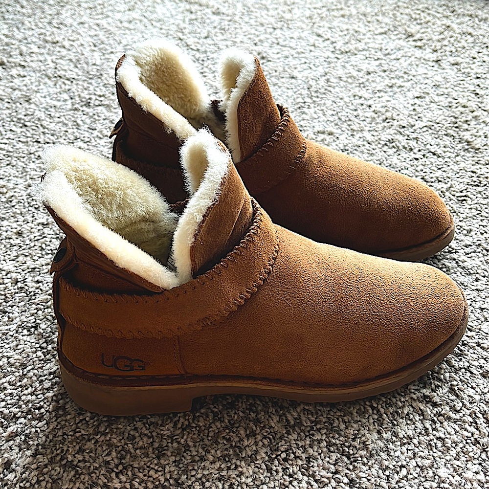 Ugg short boots 8.5